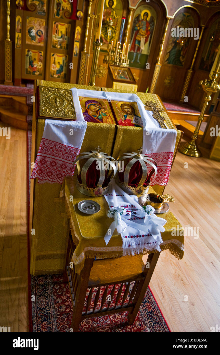 Krone-Hüte und Ringe vor dem Start einer russischen orthodoxe Hochzeit Stockfoto