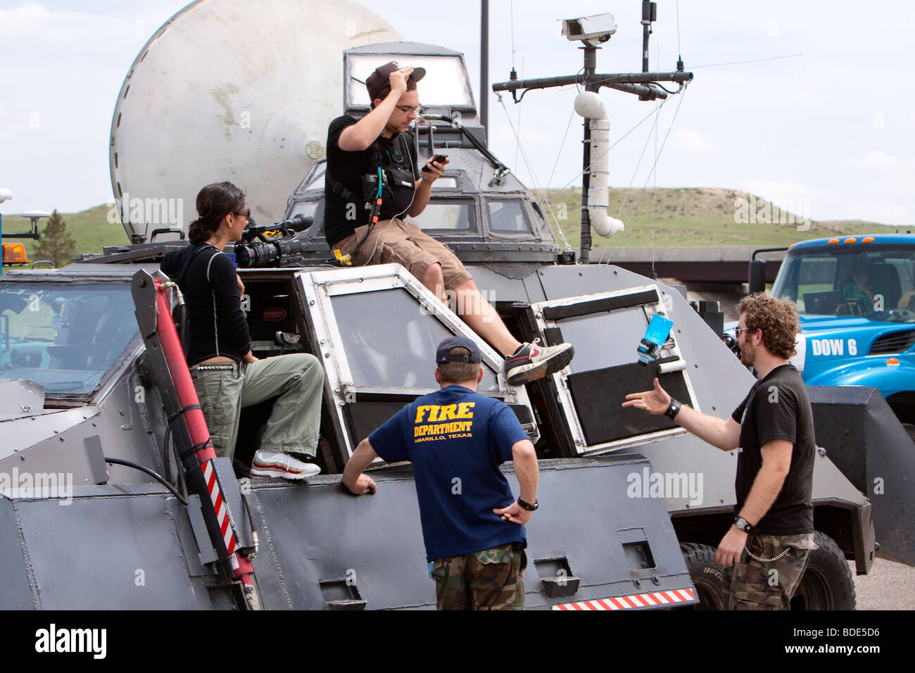 Sturmjager Und Discovery Channel Videofilmer Fur Die Show Storm Chasers Chat Rund Um Die Tornado Abfangen Fahrzeug 2 Stockfotografie Alamy