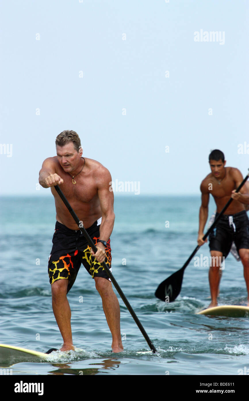 Männer Paddleboard Rennen Stockfoto