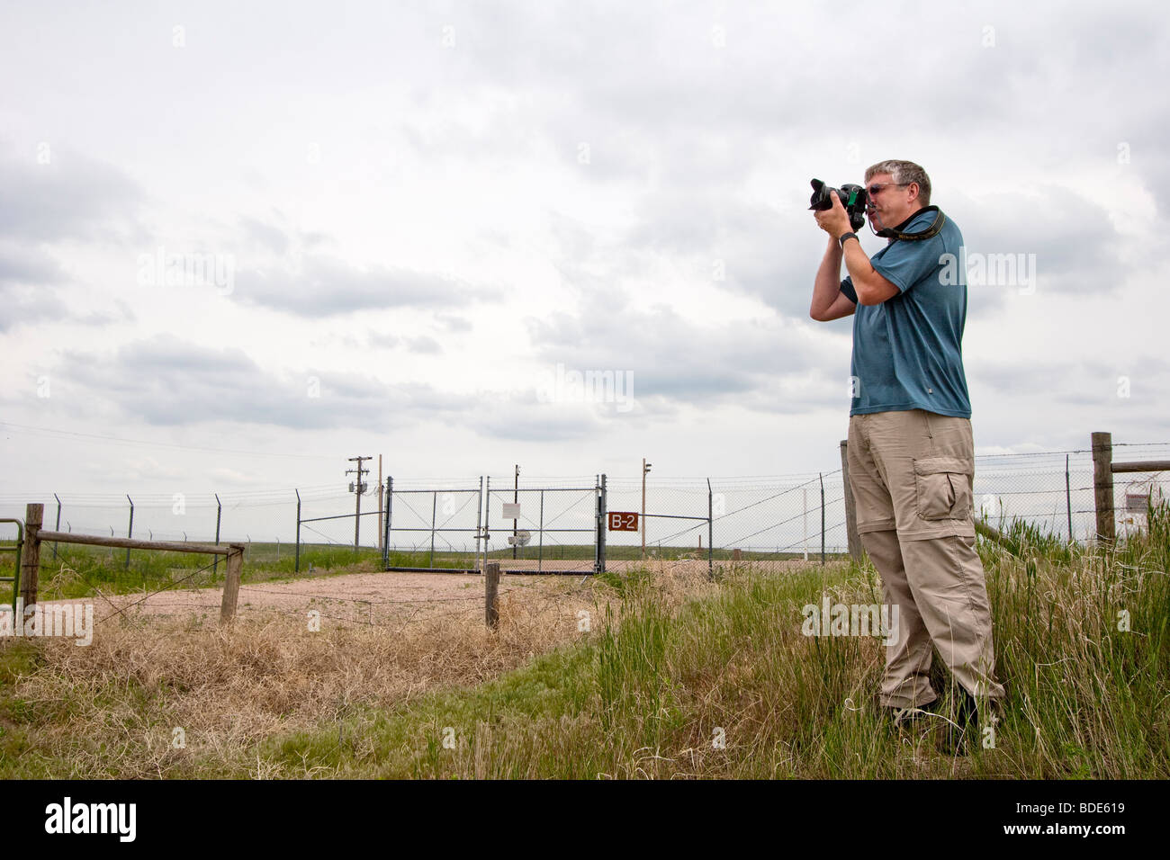 Schriftsteller Phil Berg nimmt ein Foto vor einem Minuteman-Raketensilos im westlichen Nebraska während Projekt Vortex 2. 5. Juni 2009. Stockfoto