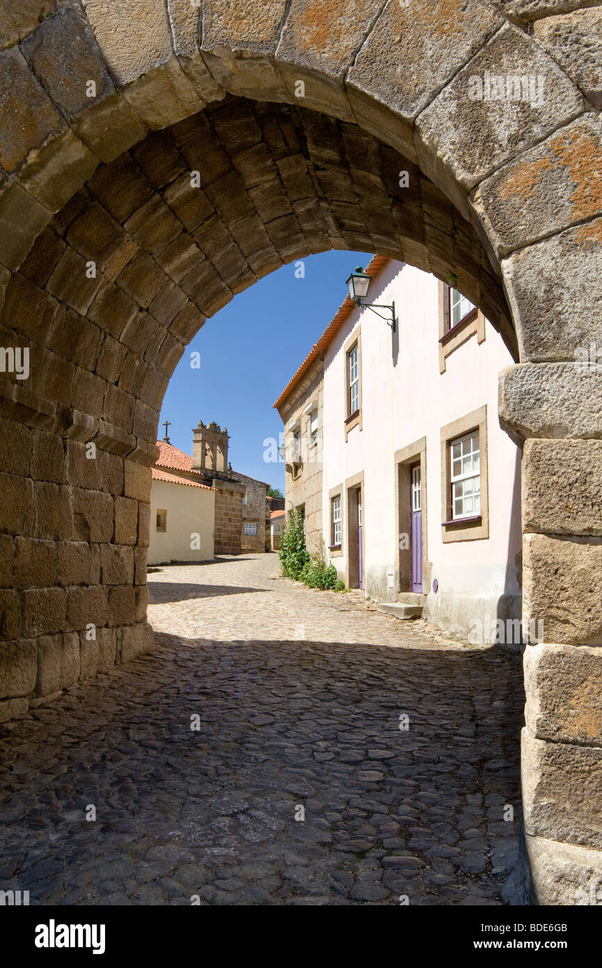 Portugal, Beira Alta, Castelo Mendo Dorf durch den Eingangsbogen in mittelalterlichen Mauern gesehen Stockfoto
