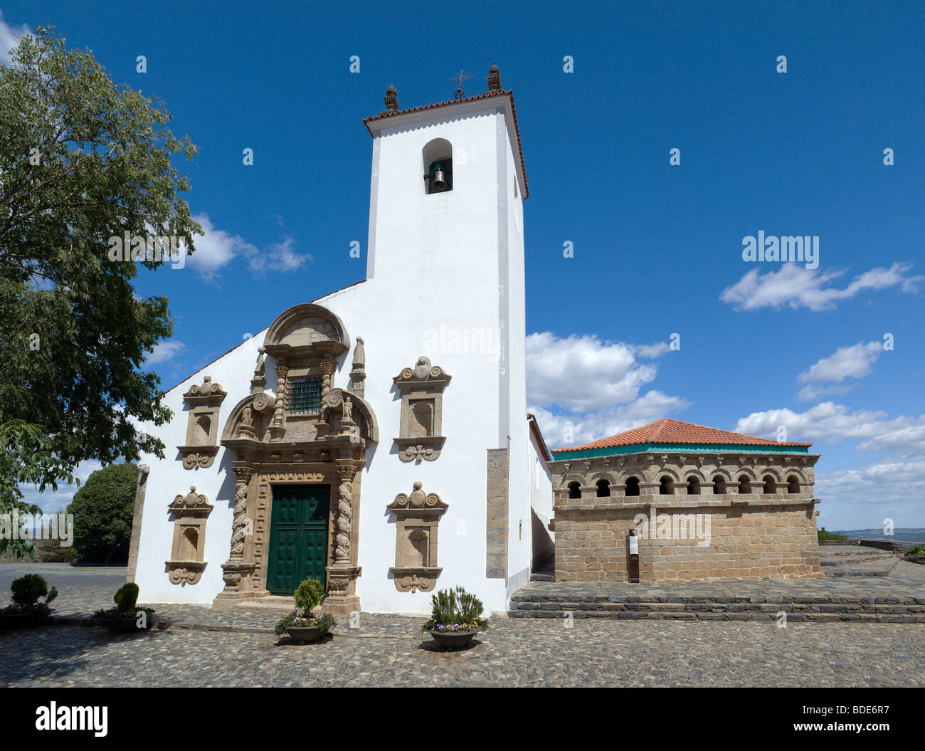Tras-os-Montes, Portugal, Braganca der Kirche ein, die Domus Municipalis (altes Rathaus) und die Igreja da Santa Maria Stockfoto