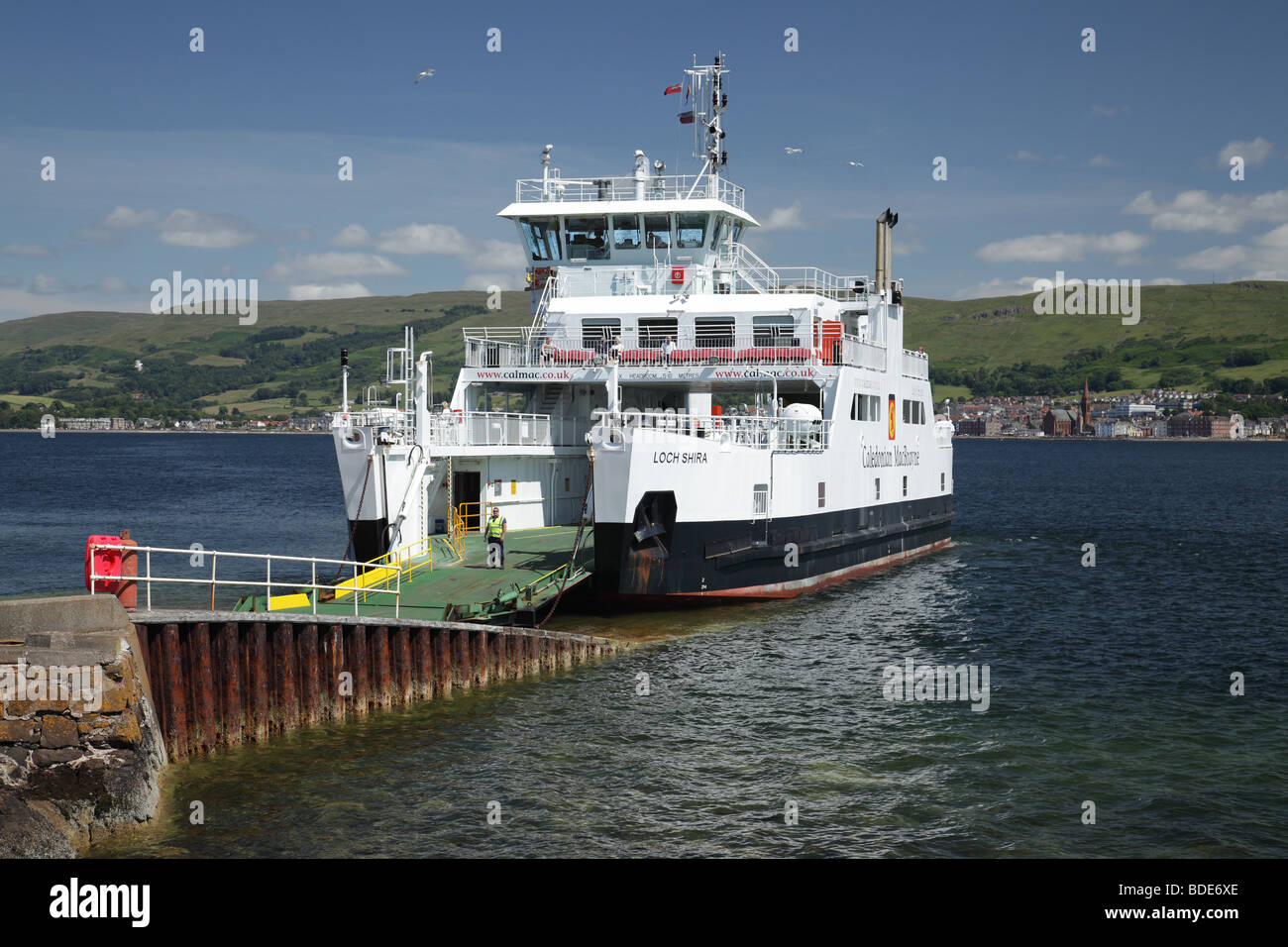 CALMAC Ferry MV Loch Shira auf der Slipway in Great Cumbrae nach der Reise von Largs, Schottland, Großbritannien Stockfoto