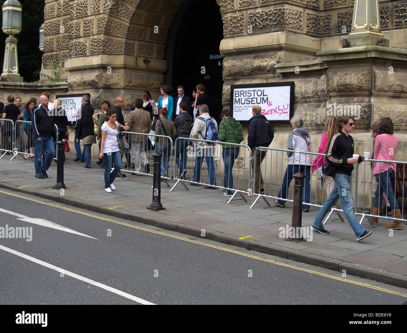 Warteschlange für die Banksy Ausstellung im Bristol Stockfoto