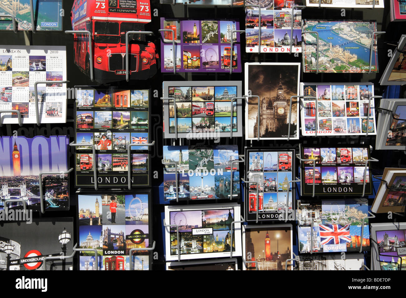 Postkarten von London auf dem Display außerhalb ein Souvenir shop London uk Stockfoto