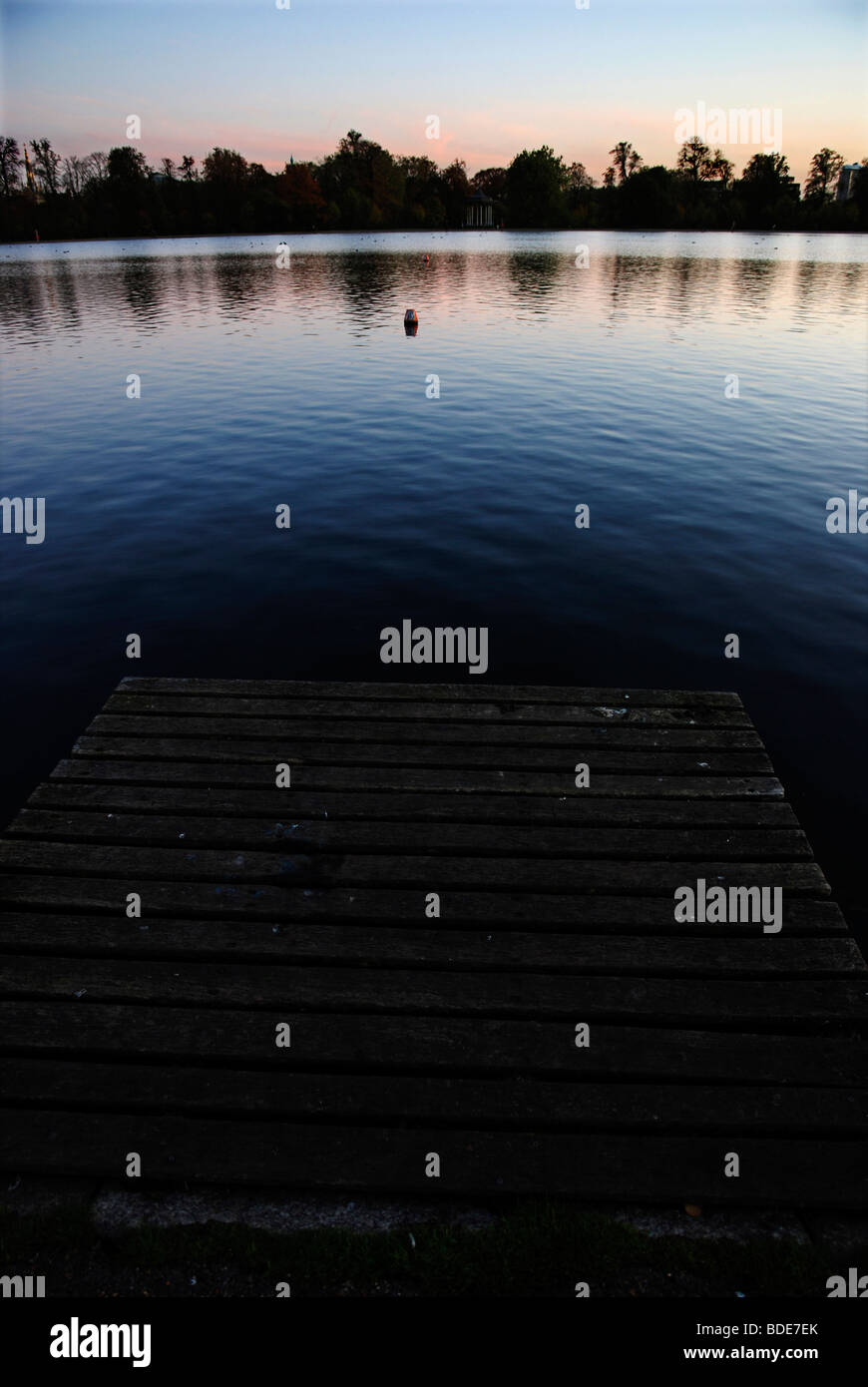 Die Szene von der runden Teich Kensington Gardens, Hyde Park London UK Stockfoto