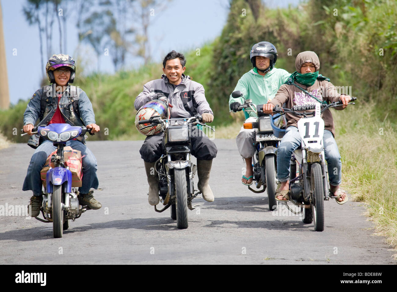 Für junge indonesische Männer Motorradfahren in Cemoro Lawang, Java, Indonesien Stockfoto