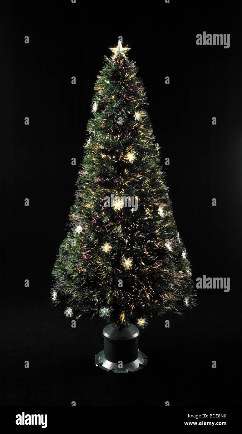 Weihnachtsbaum mit Lichtern sitzen auf schwarzem Hintergrund Stockfoto