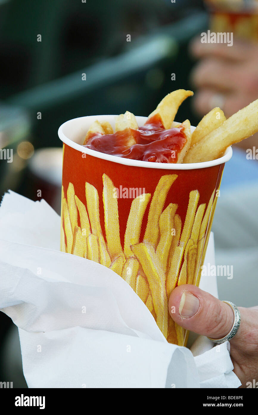 Pommes frites in einem Pappbecher. Weiche bei 100 %. Stockfoto