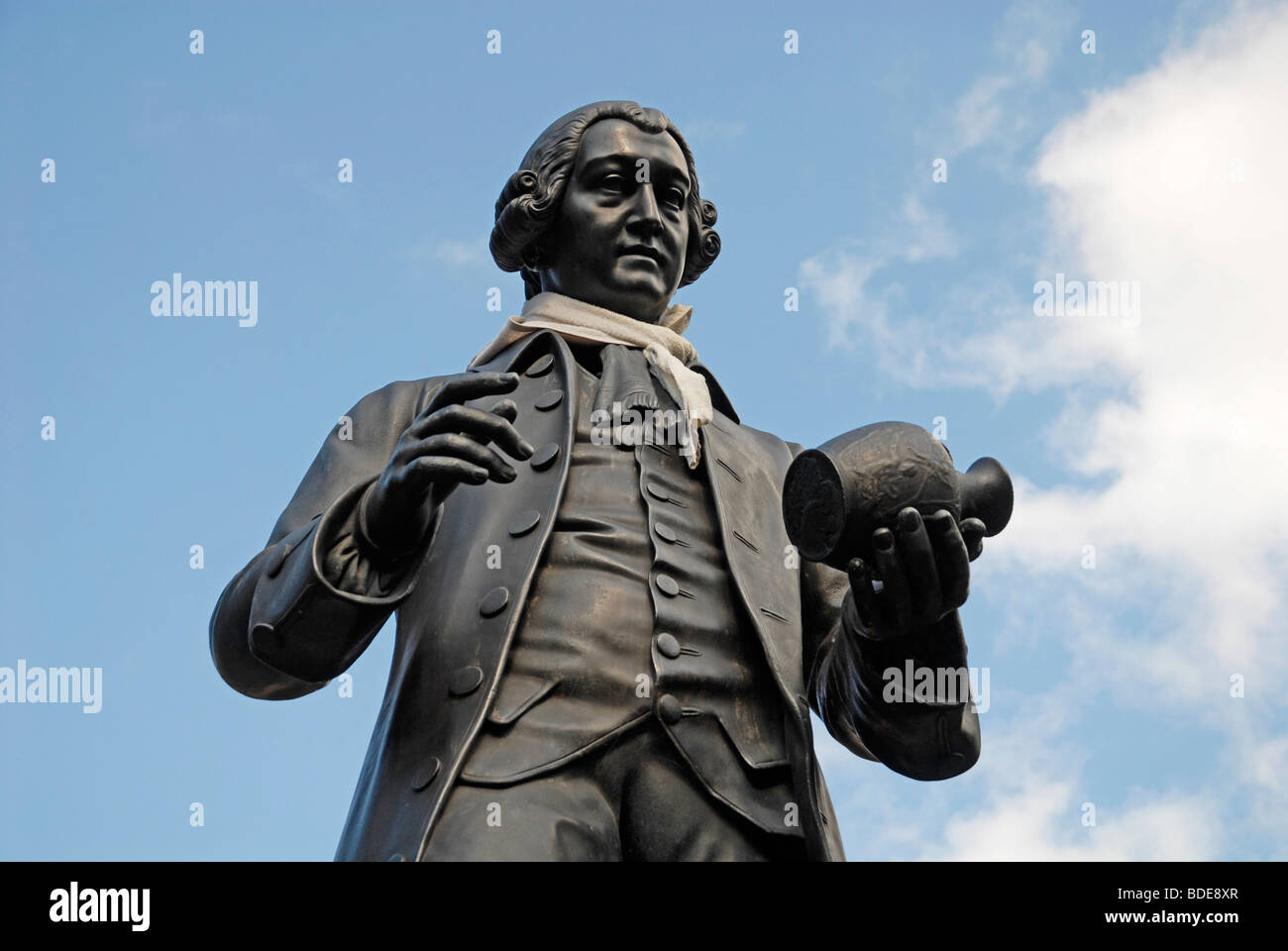 Statue von Josiah Wedgwood komplett mit Schal platziert, indem ein Spaßvogel in Stoke-on-Trent, Großbritannien, 2009. Stockfoto