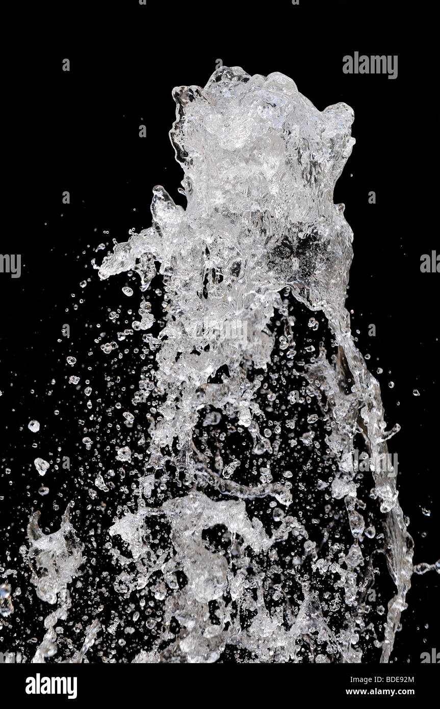 Wasser spritzt auf schwarzem Hintergrund isoliert Stockfoto