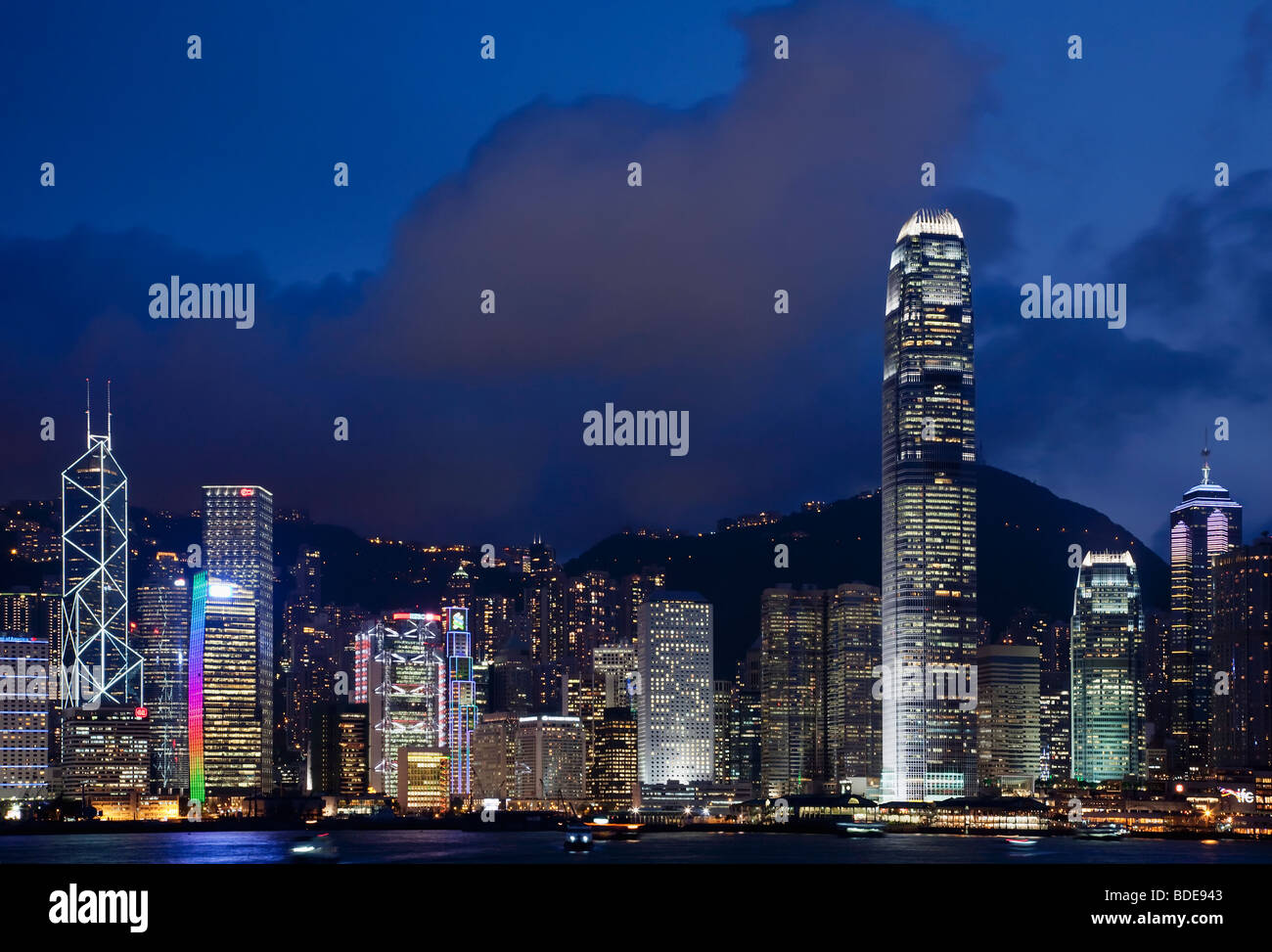 Blick über den Victoria Harbour von Hochhäusern bei Nacht in Hong Kong, China. Stockfoto