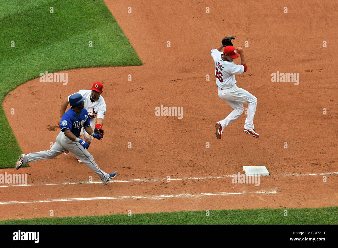 ST LOUIS - 23 Mai: Albert Pujols von den St. Louis Cardinals Stichwörter, Jose Guillen der Kansas City Royals im Busch Stadium Stockfoto