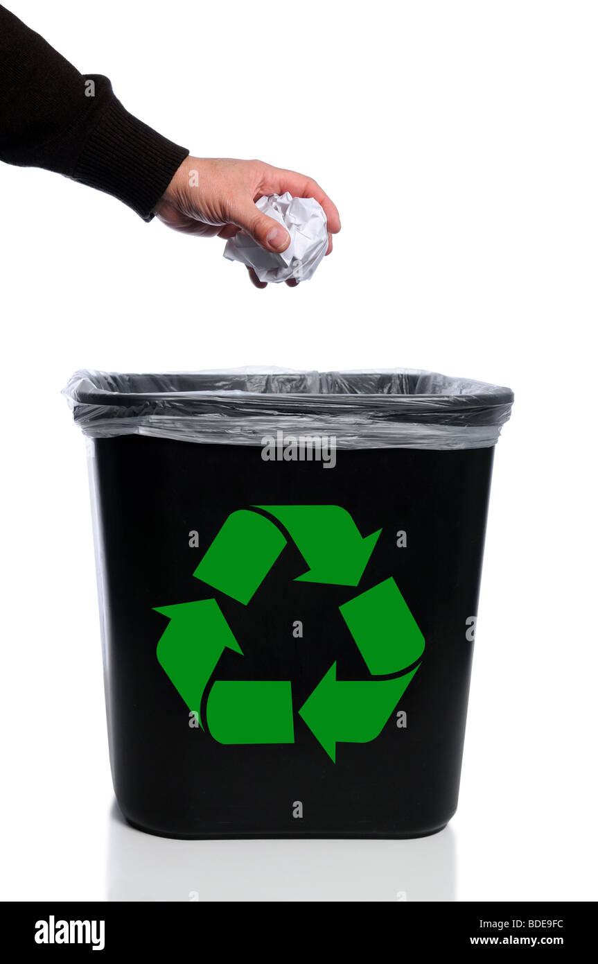 Hand des Mannes legen Papier in Mülleimer mit Recycling-symbol Stockfoto