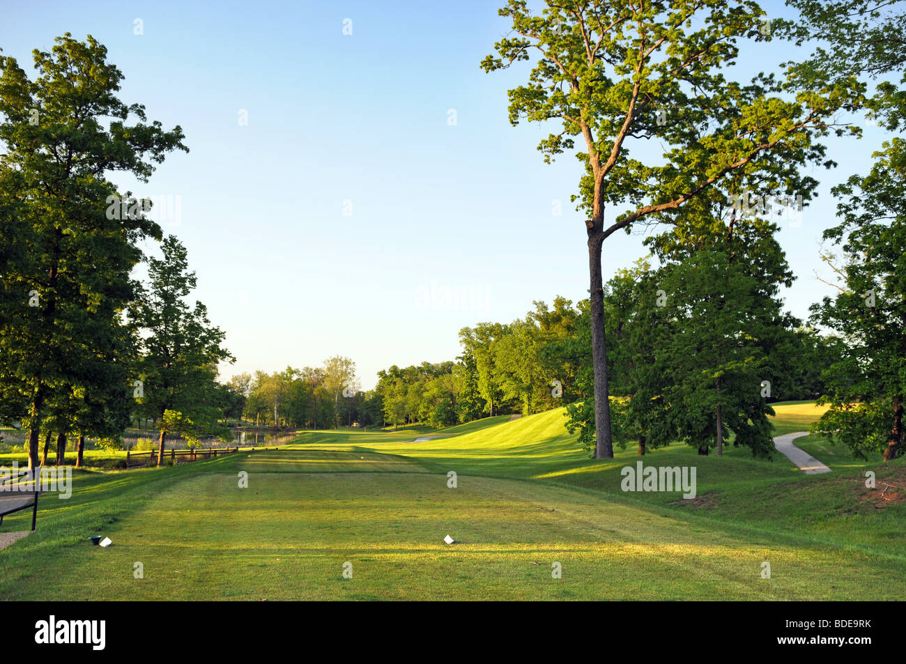 Golfplatz am späten Nachmittag Stockfoto