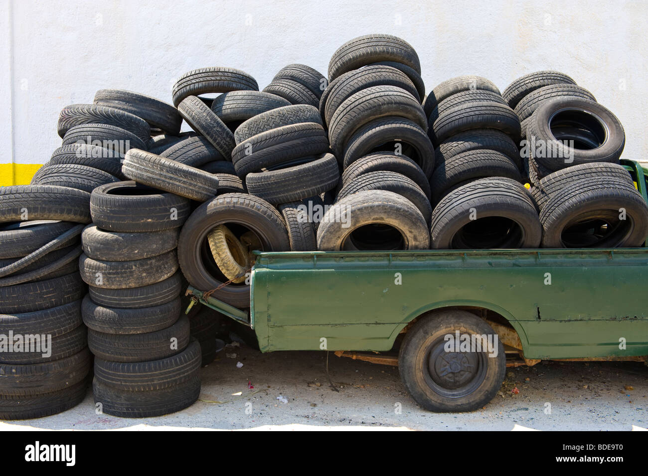 Alte Reifen gestapelt bereit zur Entsorgung an Rückseite der Garage in Argostoli auf der griechischen Mittelmeer Insel von Kefalonia Griechenland GR Stockfoto
