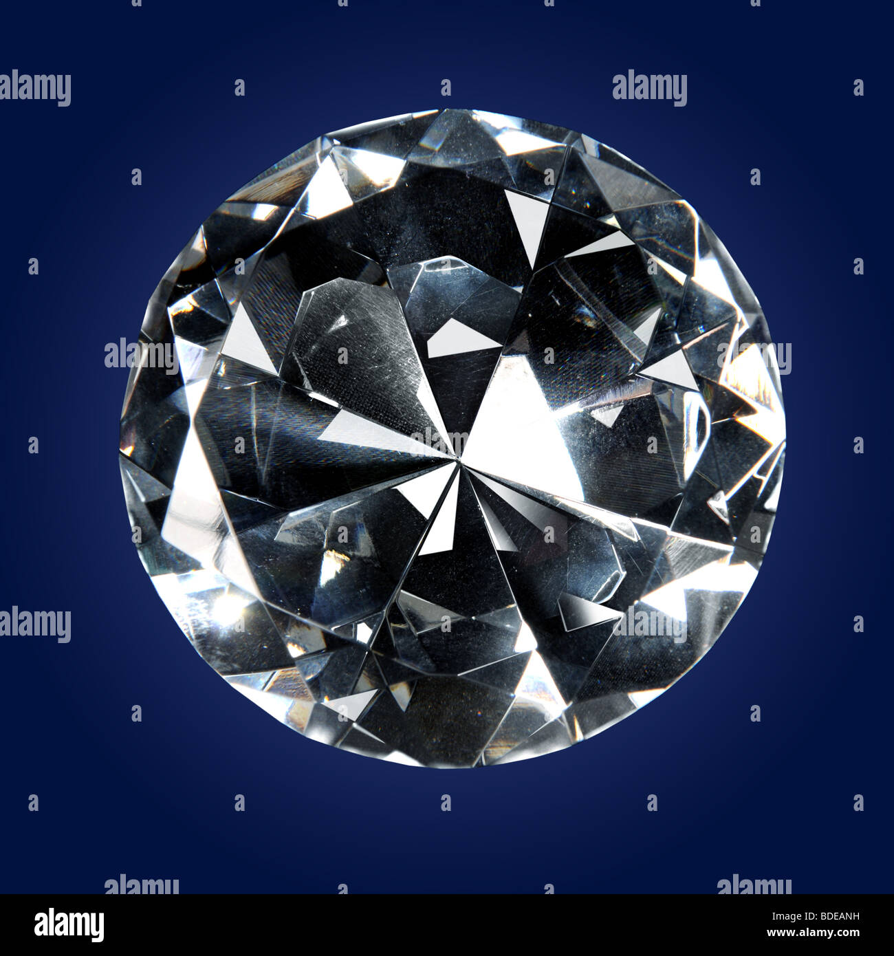 Einzigen Diamanten über einen dunklen Hintergrund Stockfoto