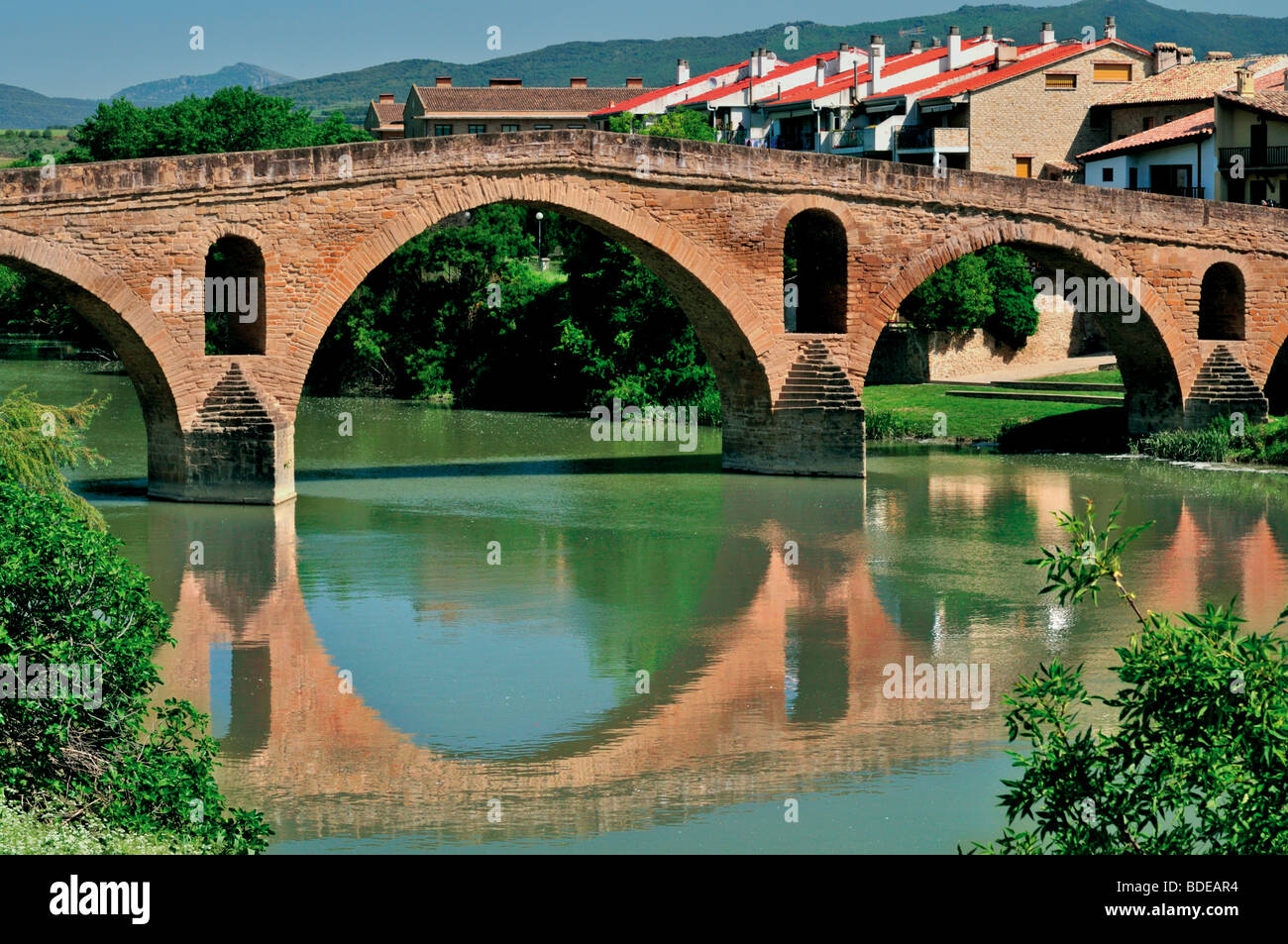 Spanien, Jakobsweg: Mittelalterliche Brücke in Puente la Reina Stockfoto