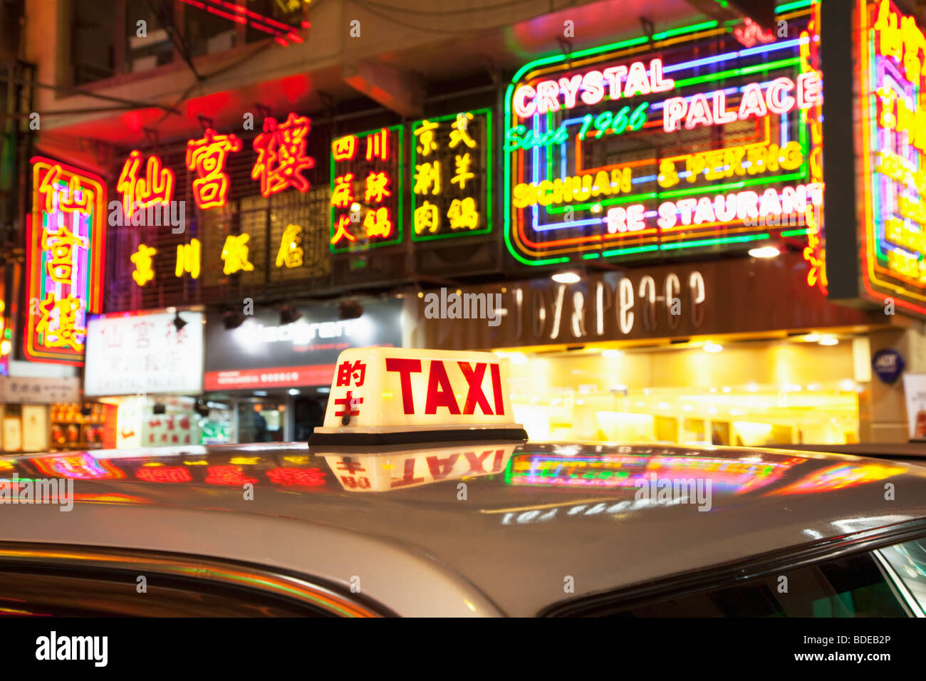 Leuchtreklamen und Taxi leicht in Tsim Sha Tsui, Kowloon, Hong Kong, China. Stockfoto