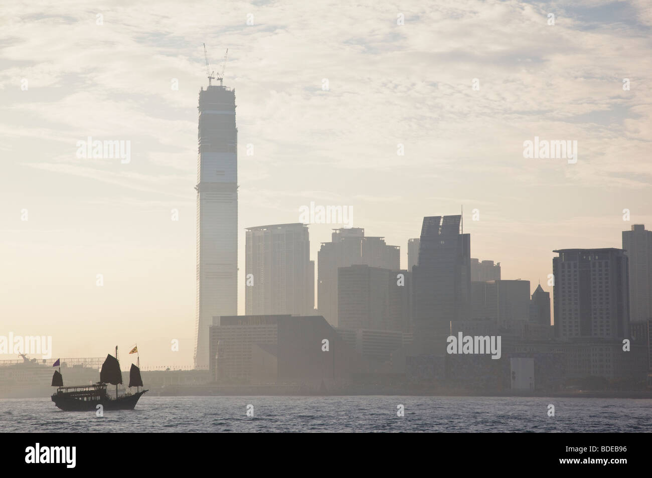 Dschunke vor Hochhäuser in Tsim Sha Tsui, Hong Kong, China. Stockfoto