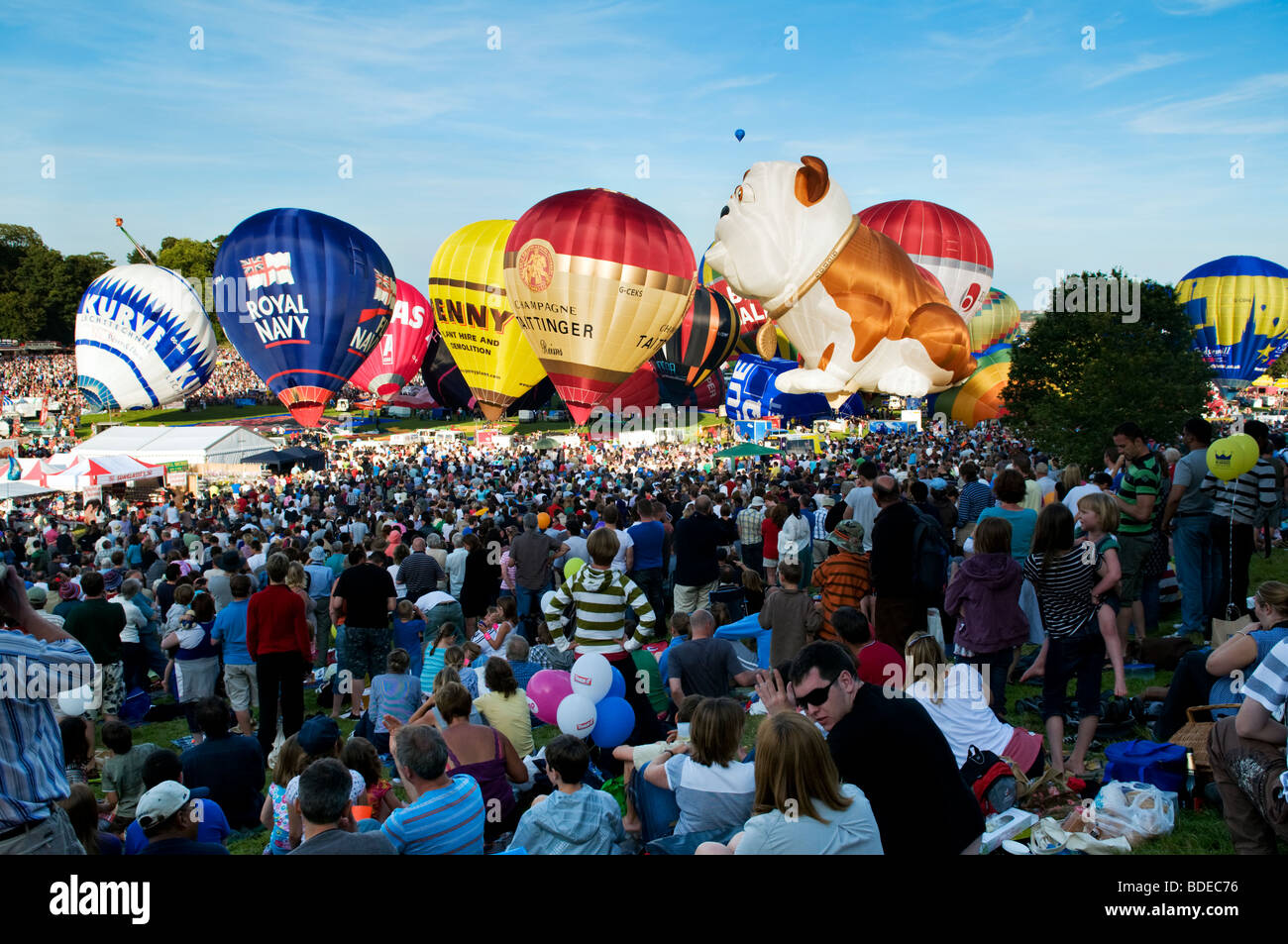 Bristol Balloon Fiesta 2009, England mit Luftballons und Massenszene mit blauem Himmel im Sommer getroffen Stockfoto