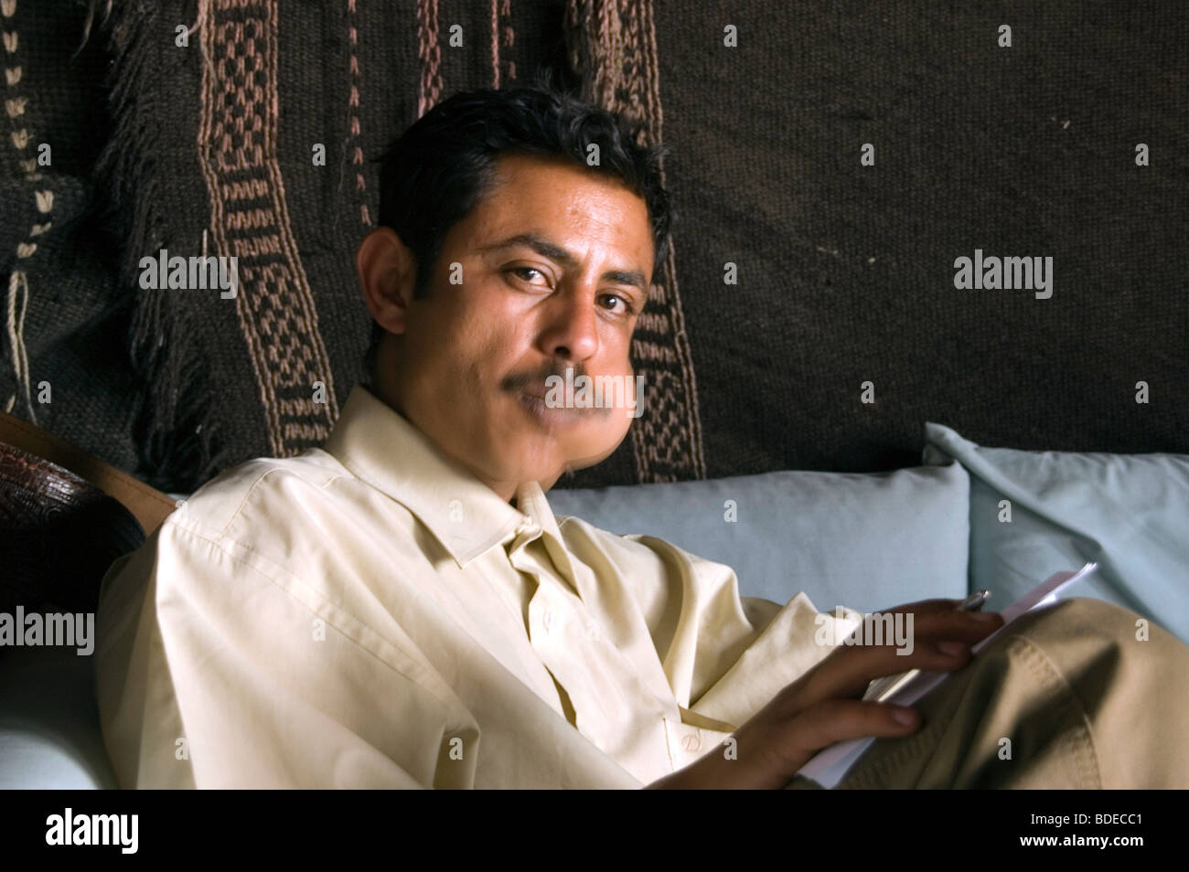 Porträt eines jemenitischen Mann kauen Khat oder Qat - einem grünen Reizmittel und legale Droge - in seinem Haus in Sanaa, Jemen. Stockfoto