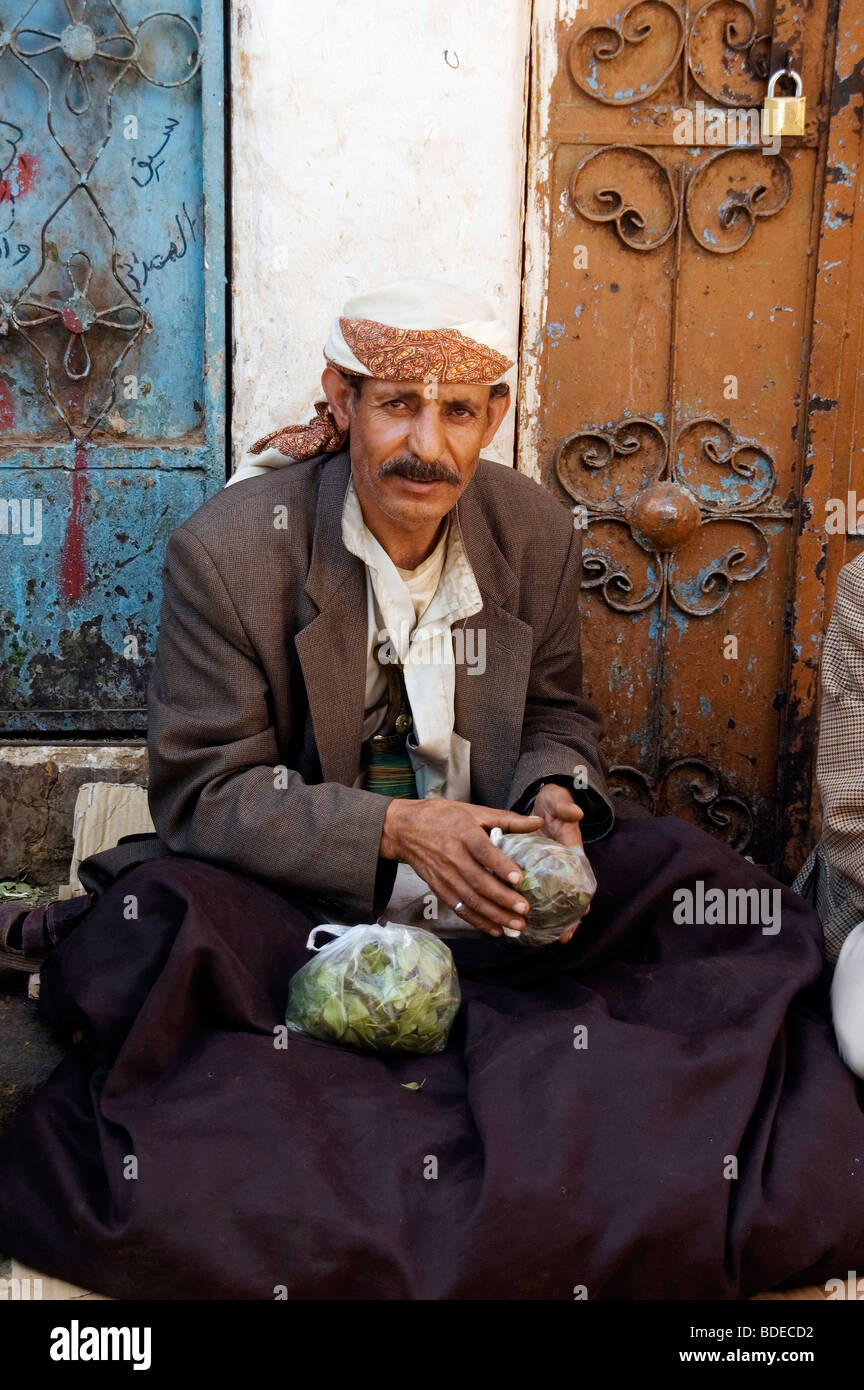Ein Portrait eines Kaufmannes Holding ein Beutel Kat-a Kautabletten grünen Reizmittel und legale Droge - in den Alten Markt in Sanaa, Jemen. Stockfoto