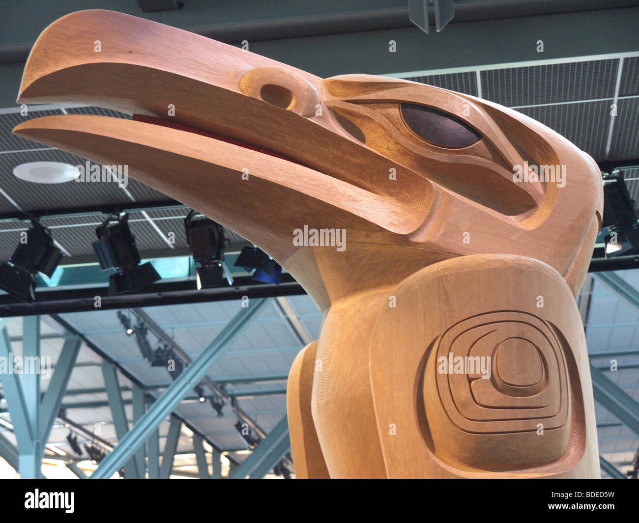 Gigantische Holzskulpturen mitten im Flughafen von Vancouver, British Columbia, Kanada Stockfoto