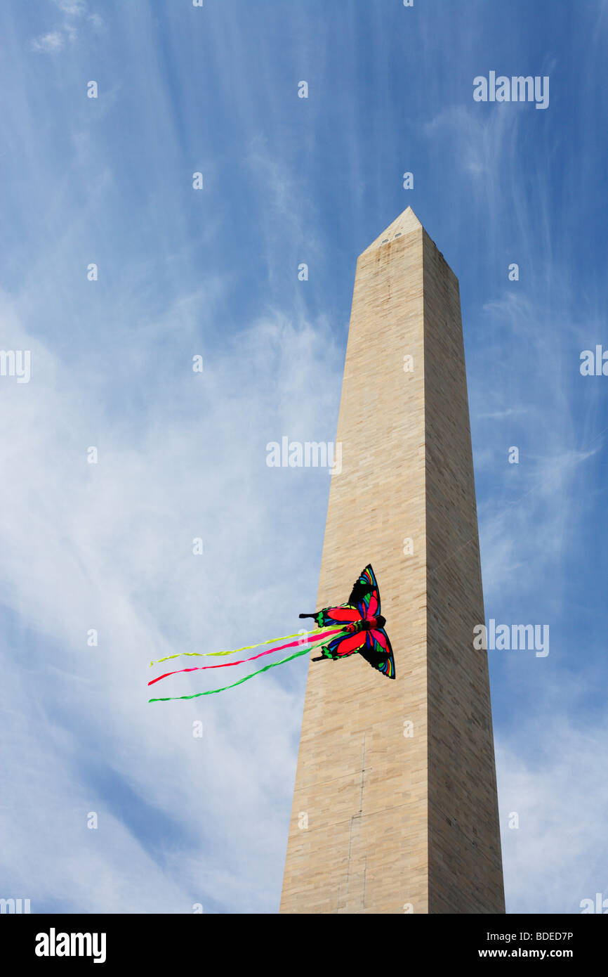 Ein Schmetterling geformt Kite fliegen auf der National Mall in Washington, DC während des jährlichen Smithsonian Kite Festival, 2008. Stockfoto