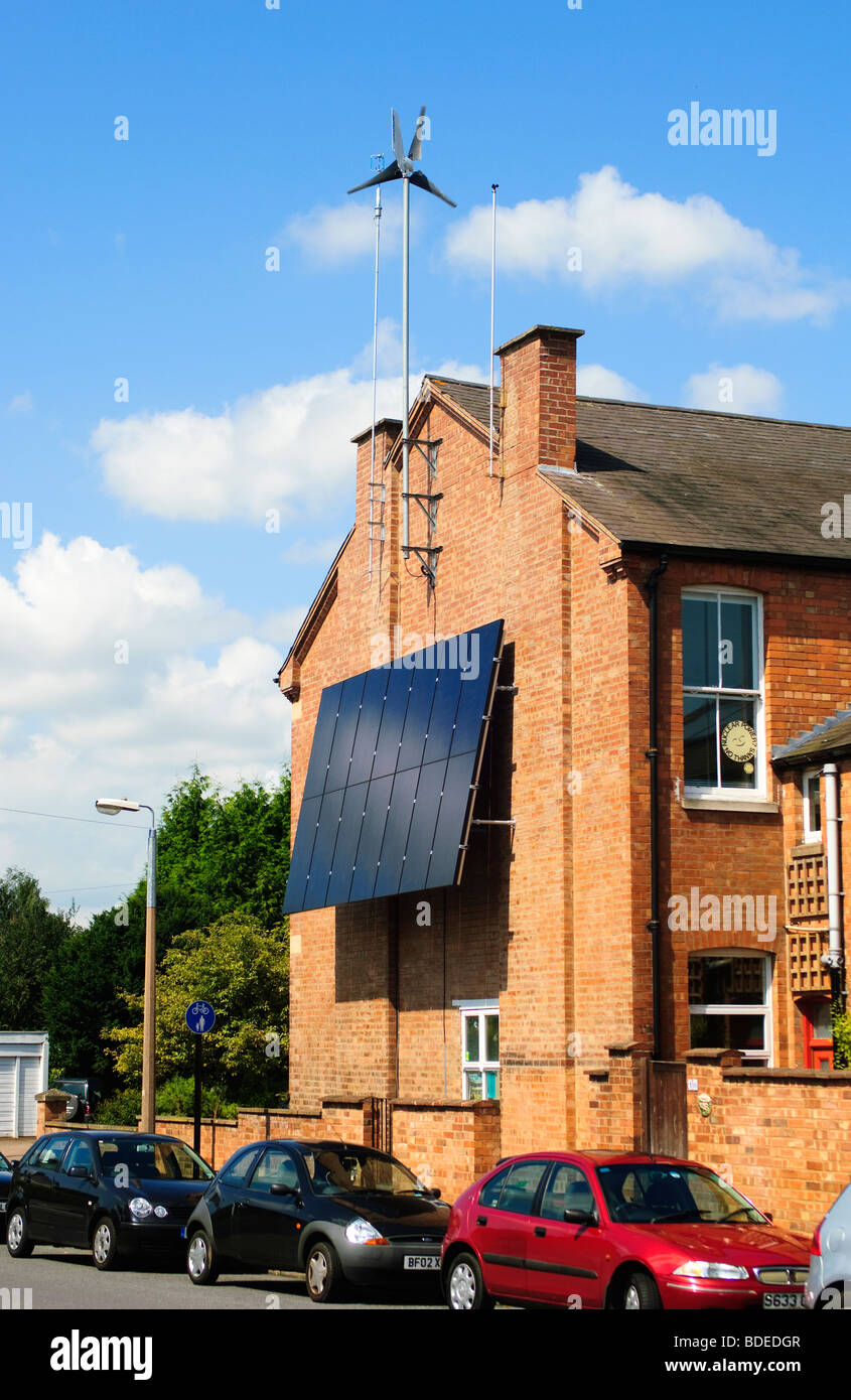 Windgenerator und Sonnenkollektoren angebracht, um die südliche Wand eines Wohnhauses in Leamington Spa, Warwickshire, UK. Stockfoto
