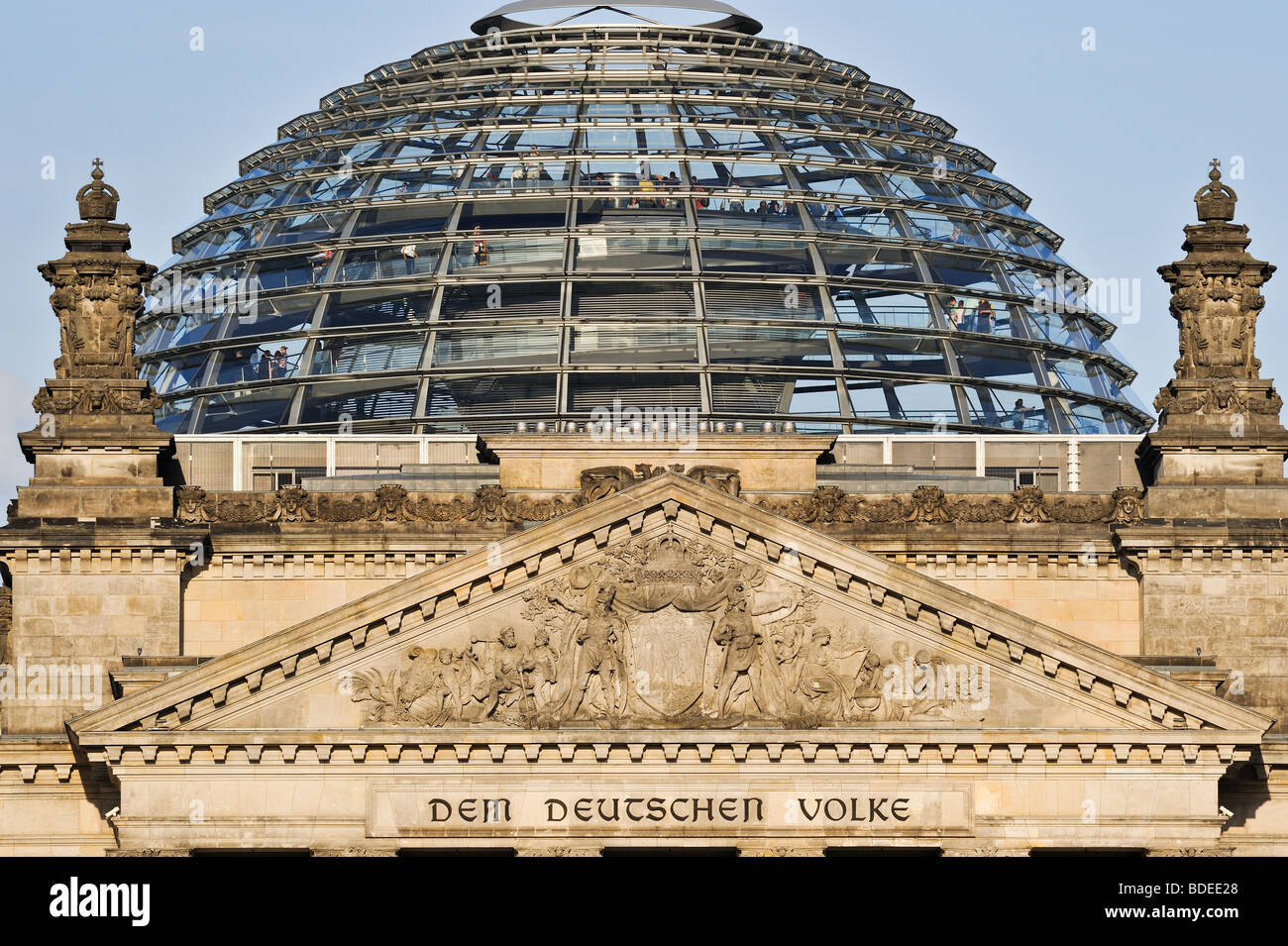 Reichstag in Berlin (Bundestag), Frontansicht bis zu der neuen Kuppel mit weichen Abendlicht. Stockfoto