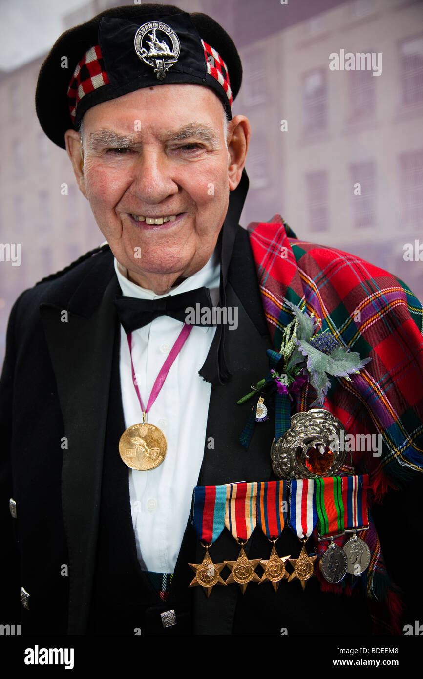 Tom Gilzean, 90 Jahre alten ex-Soldat in Highland Kleid und trägt seine militärische Medaillen sammeln für wohltätige Zwecke in Edinburgh. Stockfoto