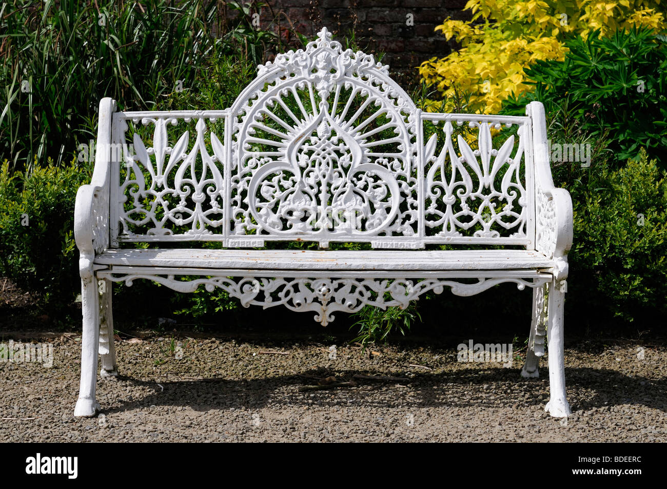 Schmiedeeisen Weißmetall Gartenbank formale vor Wand Stockfoto