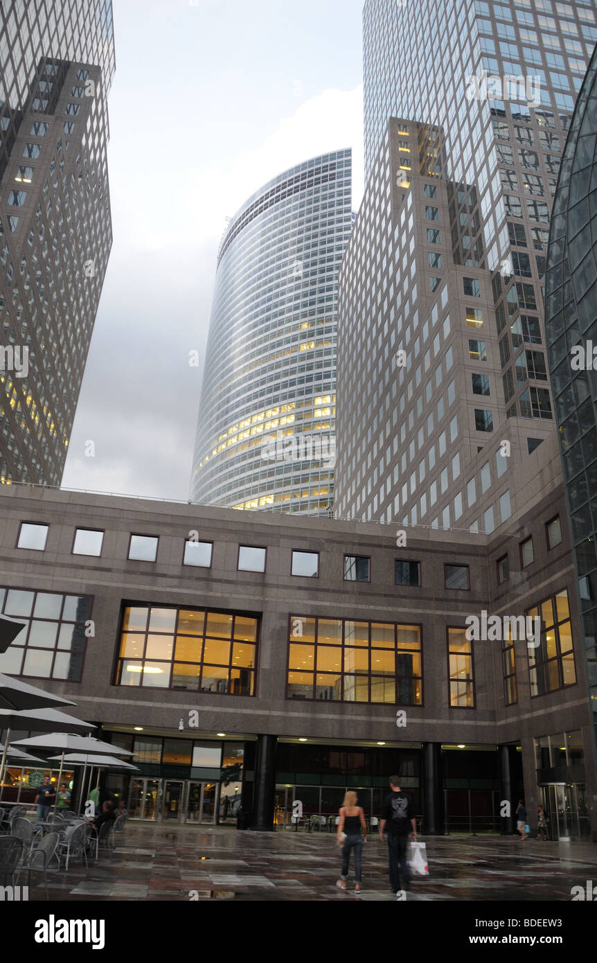 An einem regnerischen Tag in der Dämmerung entspringt der Goldman Sachs Hauptsitz im Bau, das World Financial Center in Manhattan. Stockfoto