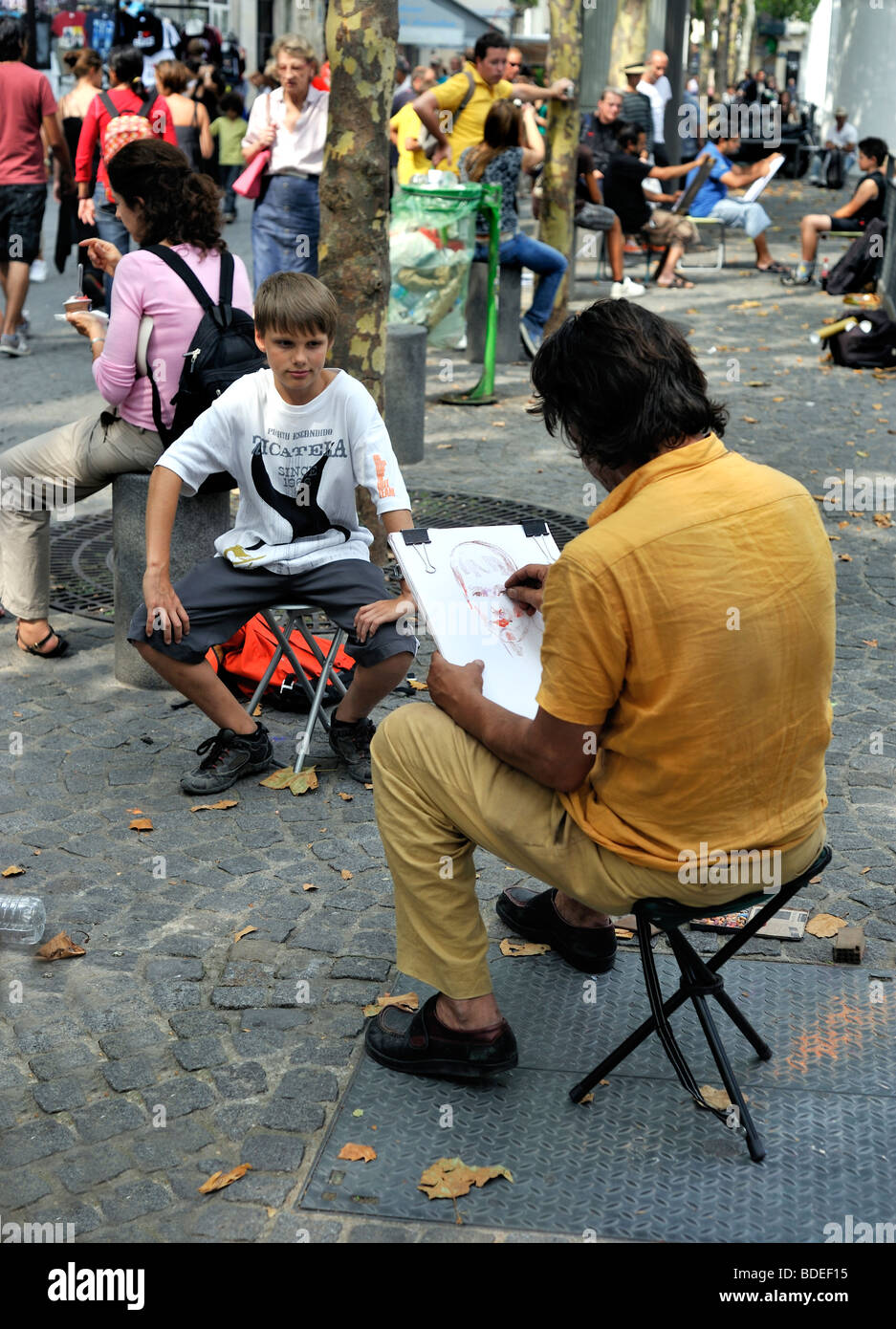 Paris, Frankreich - Kind, das sein Porträt von einem „Bürgersteiger-Künstler“ erstellt hat, außerhalb des Centre „Pompidou Museum“, Beaubourg, Kunstwerk Job Stockfoto