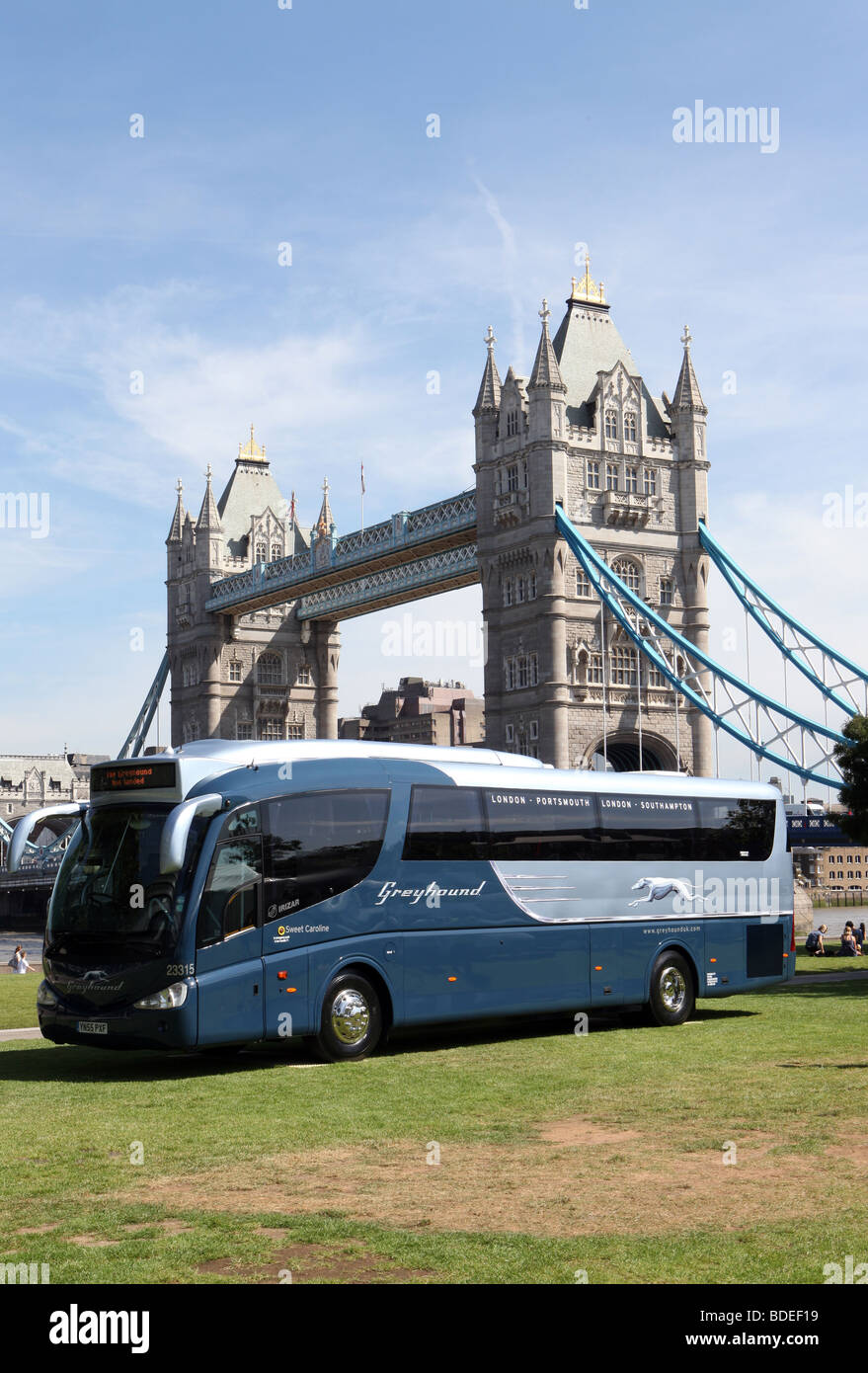 Greyhound Bus betriebene First Group vor der Tower Bridge in London, Großbritannien Stockfoto