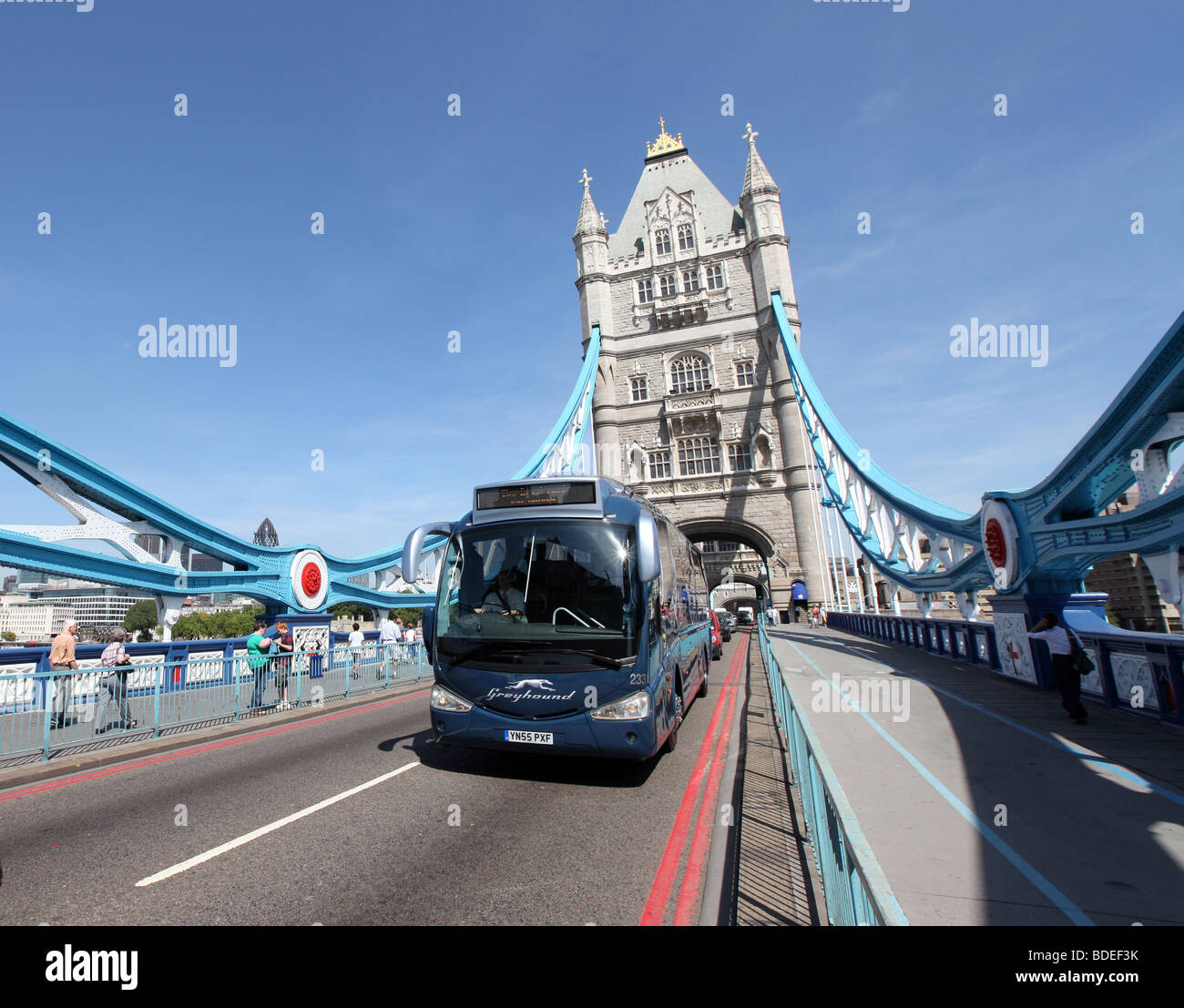Greyhound Bus betriebene First Group vor der Tower Bridge in London, Großbritannien Stockfoto