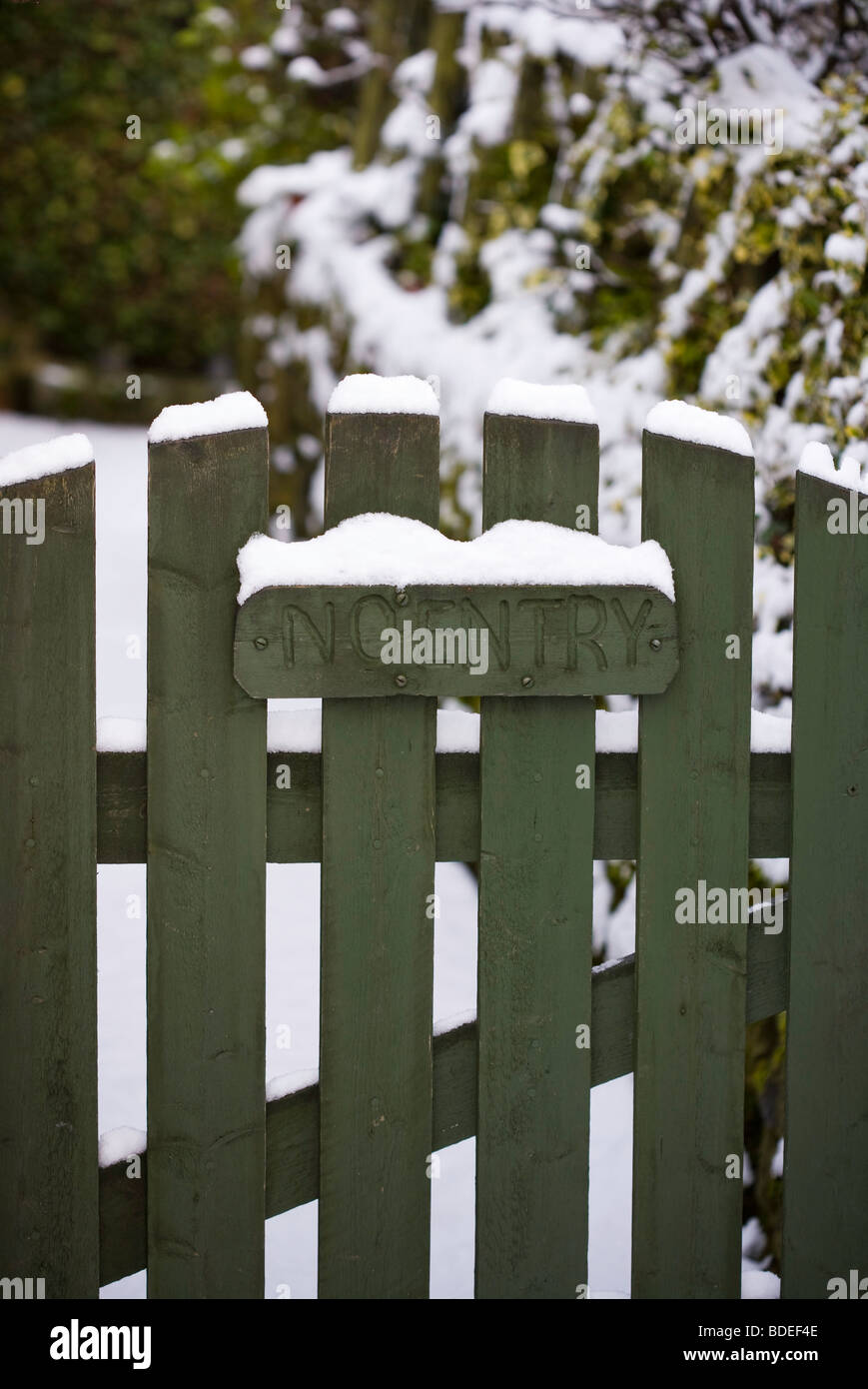 Green Garden Gate mit Schnee und kein Eintrag melden Stockfoto