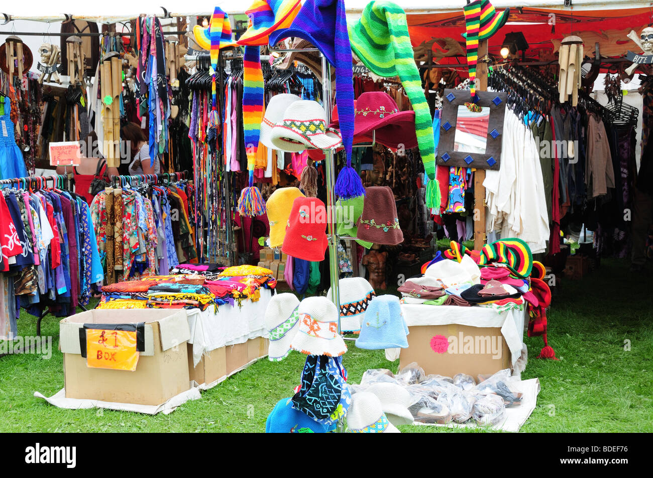 Bunte Kleidung stand auf Ponterdawe Festival Glamorgan Wales Cymru GB Stockfoto