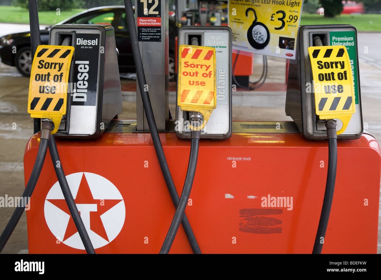 Kraftstoffpumpen an einer Tankstelle geschlossen Stockfoto