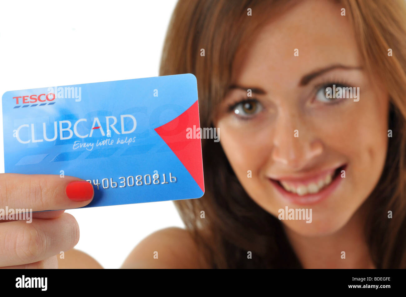 Tesco Clubcard, Frau hält Tesco clubcard Stockfoto