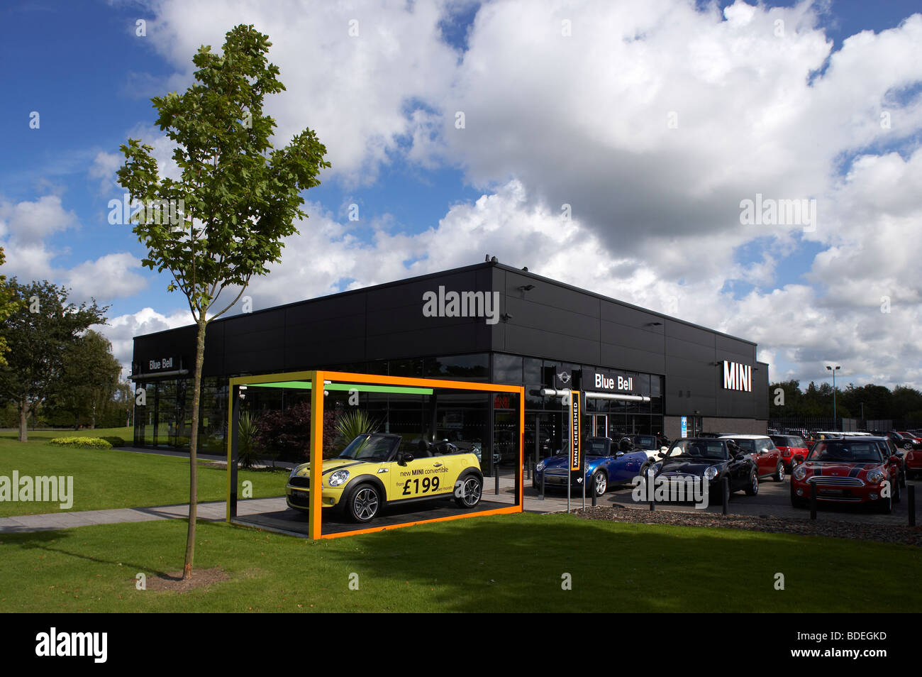 Blue Bell Mini Autohändler in Crewe UK Stockfoto