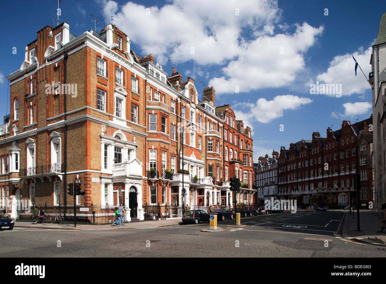 Viktorianische Häuser in rotem Backstein, Pont Street, Kensington, London, England, Vereinigtes Königreich Stockfoto