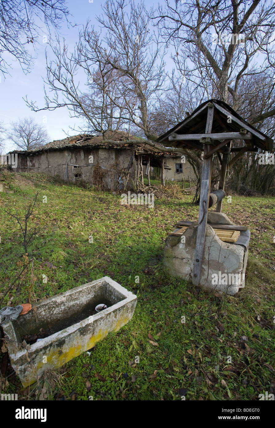 Ein altes Haus verfallen, Hof, Bulgarien Stockfoto