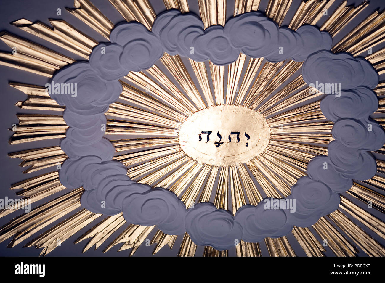 Das hebräische Wort bedeutet "Gott" an der Decke des Saint-Martin in den Bereichen Kirche, London, England, Vereinigtes Königreich Stockfoto