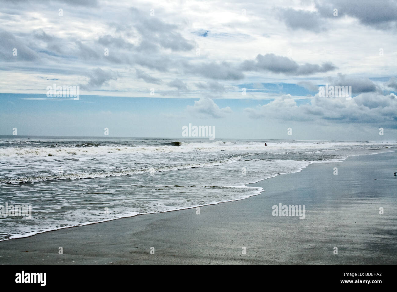 Meerblick mit strahlend blauem Himmel unter geschwollenen weißen Wolken in Jacksonville Beach. Florida Stockfoto