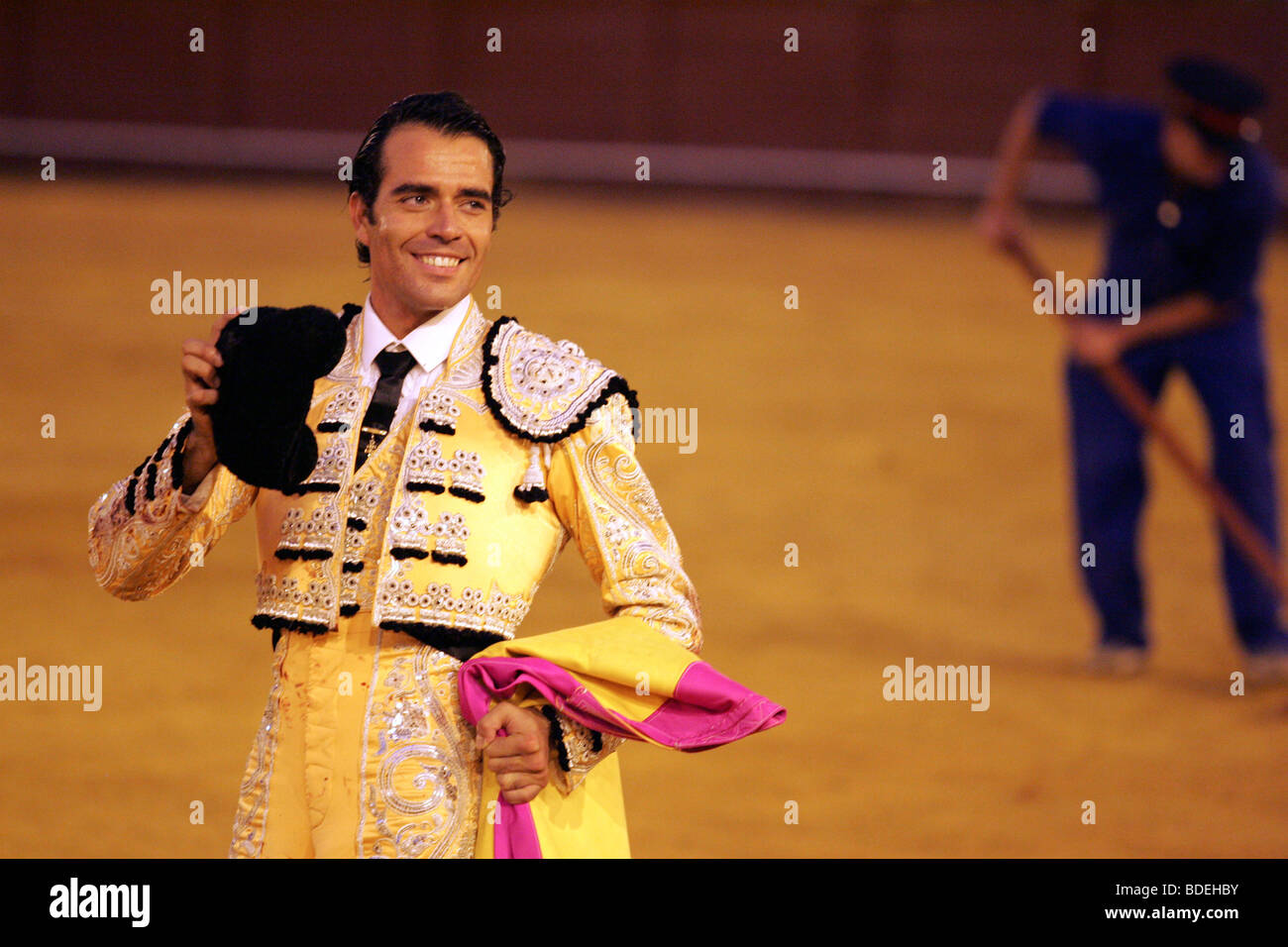 Fernando Cruz begrüßt das Publikum. Stierkampf in Real Maestranza Stierkampfarena, Sevilla, Spanien, 15. August 2006. Stockfoto