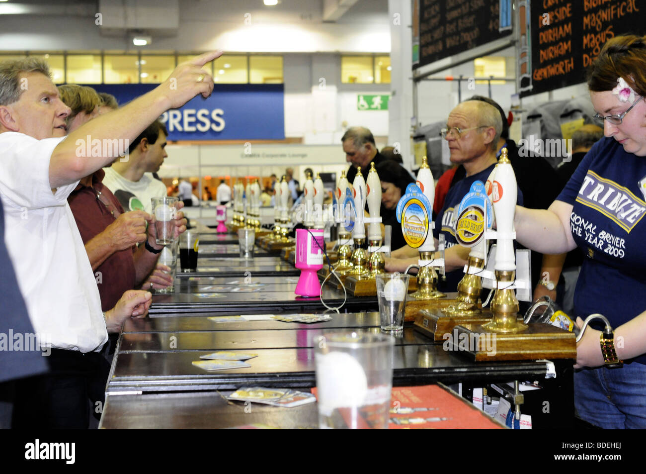 CAMRA Mitglieder und die allgemeine öffentliche Ordnung drinks an der CAMRA Great British Beer Festival, London. Stockfoto