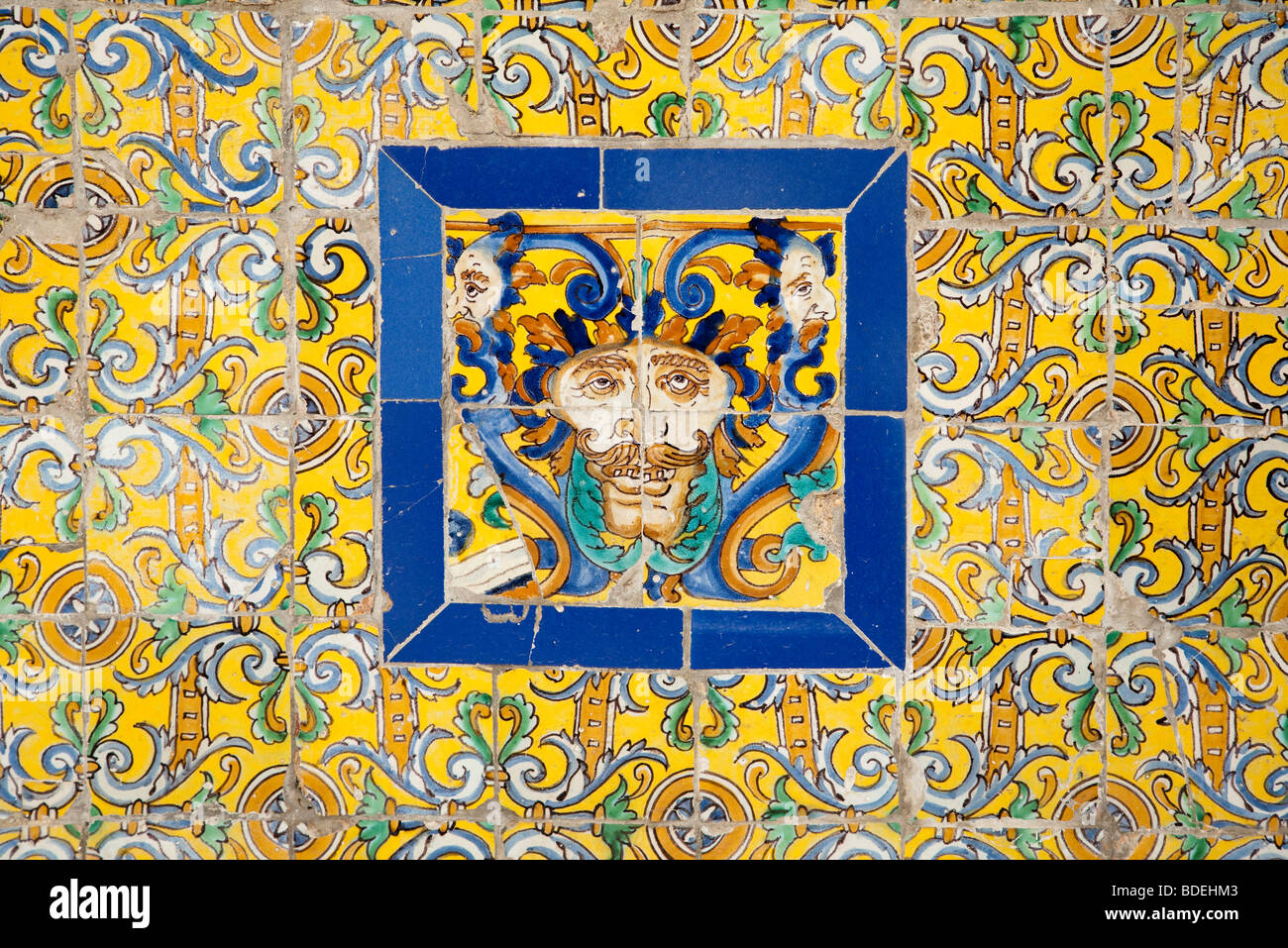Alten glasierte keramische Fliesen, Fine Arts Museum, Sevilla, Spanien Stockfoto