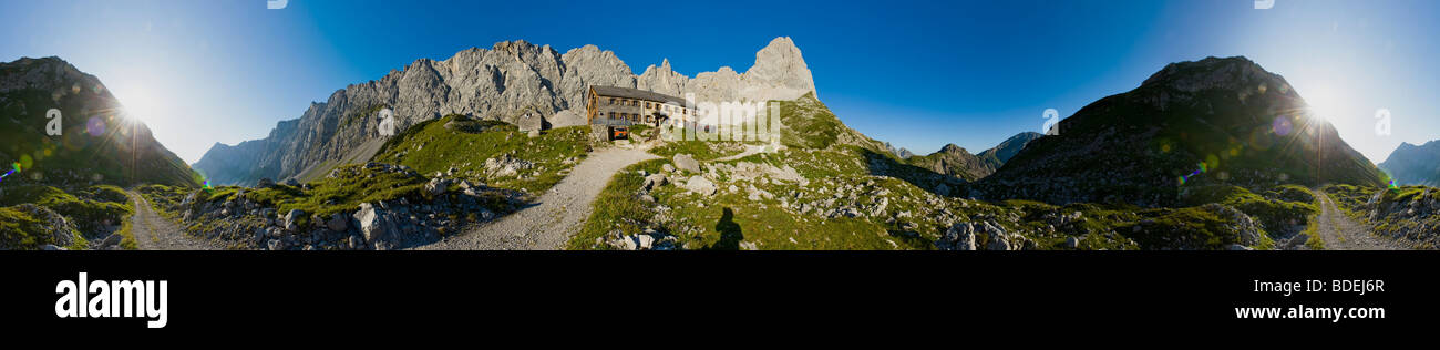 Lamsenjoch Berg Alpes Alpe PANORAMA Panoramablick auf grünen Rasen Weg blauer Himmel Wiese Alm Karwendelgebirge Wald-Fels-Stein Stockfoto